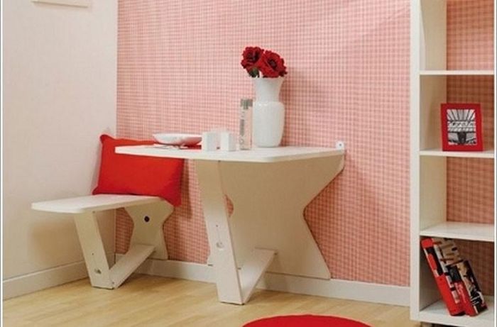 Chiếc bàn gấp này là món đồ nội thất rất tiện lợi cho nhà hẹp.