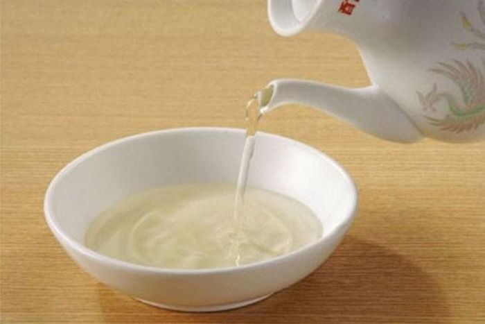 Dấm pha loãng. Với lượng axit sẵn có, dấm dễ dàng loại bỏ các vết bẩn trên bề mặt móng. Khi thao tác, bạn chỉ cần ngâm tay trong hỗn hợp nước và giấm trắng rồi rửa sạch. Tuy nhiên, cách làm trắng này dễ khiến vùng da tay trở nên khô ráp. Vì vậy, bạn cần phải nhờ đến sự hỗ trợ của kem dưỡng sau mỗi lần thực hiện.