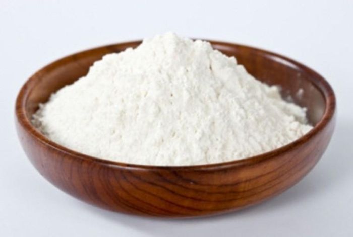  Tận dụng hỗn hợp hydrogen Peroxide 3% và baking soda. Hydrogen Peroxide 3% (oxy già pha loãng) kết hợp baking soda cũng mang lại màu sáng bóng cho móng tay. Khi thực hiện, bạn chỉ cần dùng tăm bông thấm nhẹ, lau đều lên bề mặt các móng, đợi khoảng 3 phút rồi rửa sạch bằng nước ấm là được.