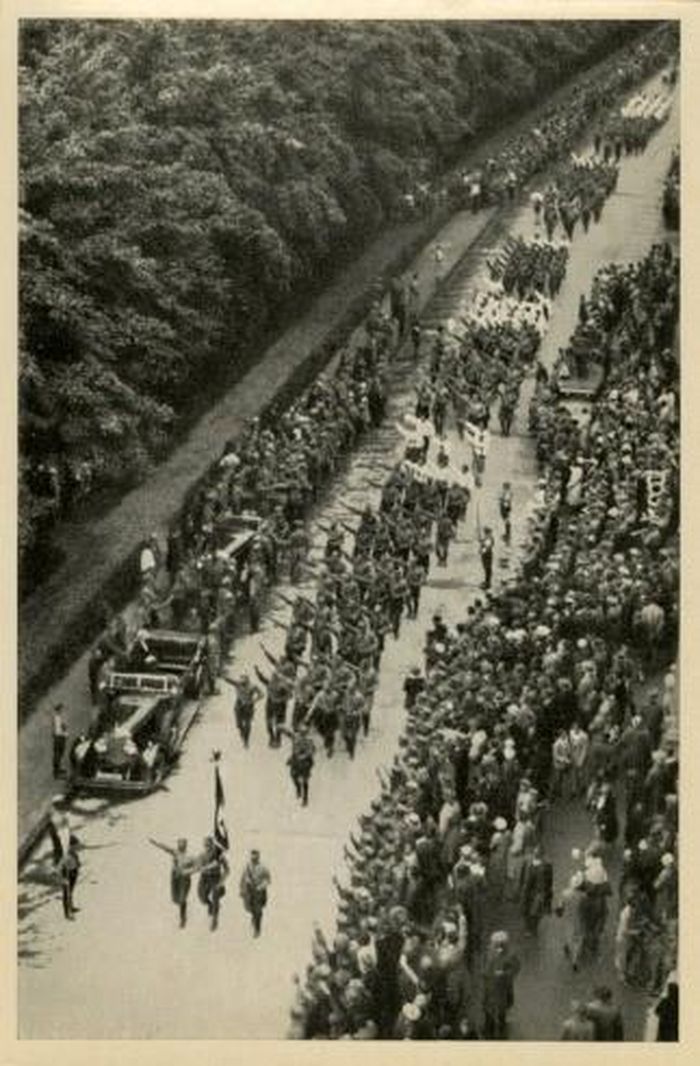  Binh sĩ quân đội Hitler diễu hành ở Munich năm 1932.