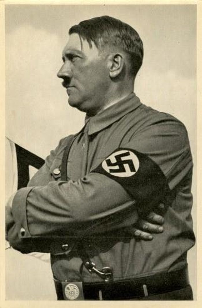 Trùm phát xít Đức quốc xã Hitler xuất hiện trong tư thế đĩnh đạc, nghiêm nghị.
