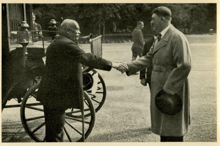  Hitler còn bắt tay, chào hỏi công nhân đã về hưu.
