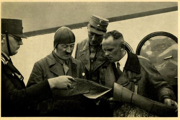 Trùm phát xít Hitler (thứ 2 từ trái sang) thảo luận với cơ trưởng Baur.