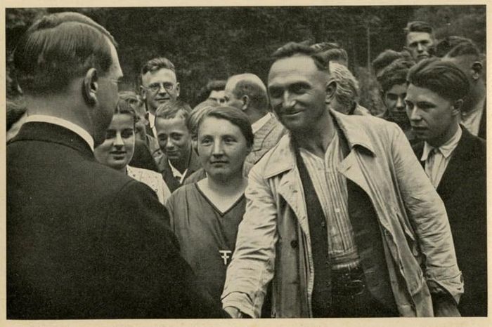 Các công nhân vinh dự khi được bắt tay trùm phát xít Hitler.