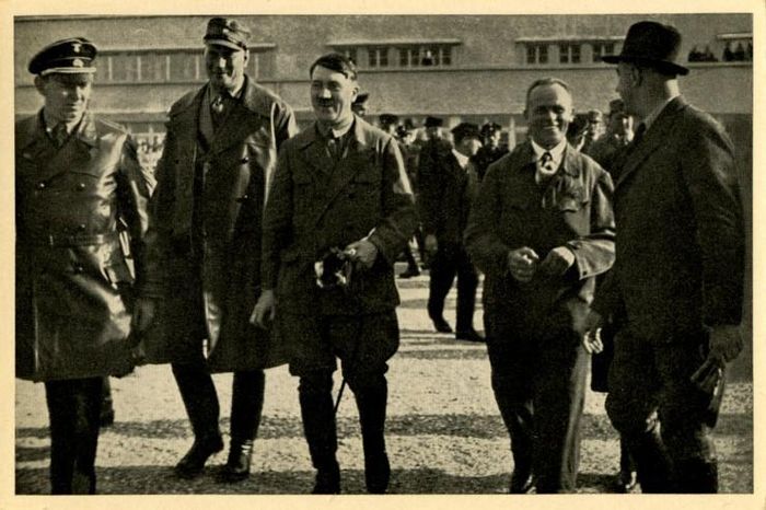  Hitler tham gia chuyến bay cùng tổ bay thuộc quân đội Đức.