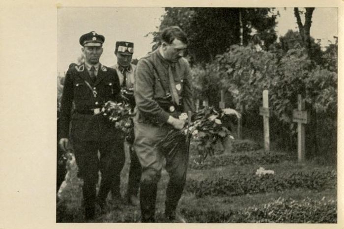 Trùm phát xít Hitler đặt hoa tại mộ của những anh hùng chiến tranh được chôn cất tại nghĩa trang ở Hohenstein, Đông Phổ.