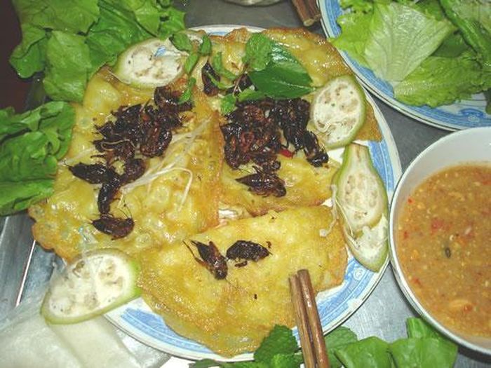Bánh xèo nhân dế.