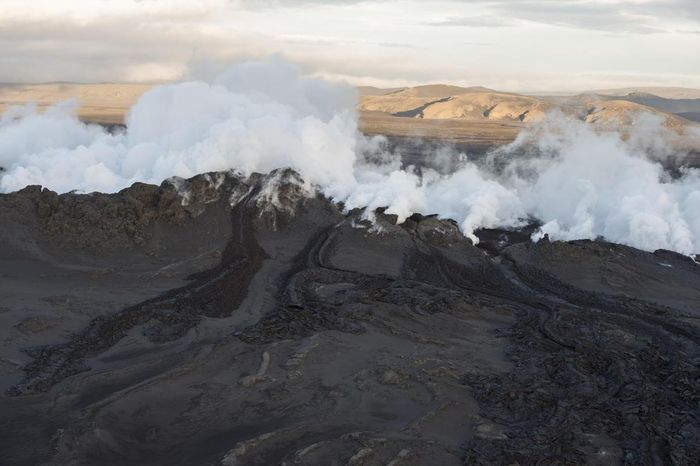  Quốc gia Iceland có hơn 100 núi lửa. Trong số đó, một vài ngọn núi lửa được cho là có hoạt động phun trào nham thạch mạnh trên thế giới.