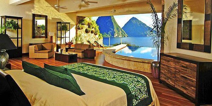  Đây là một phòng ngủ được thiết kế giống như một khu rừng nhiệt đới với tầm nhìn ra bên ngoài tuyệt đẹp.
