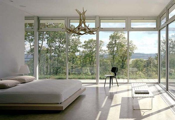 Phòng ngủ thanh bình và xinh đẹp với cửa kính trượt.