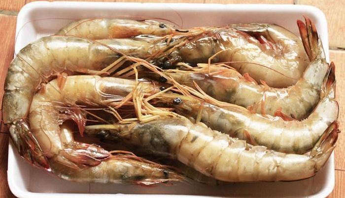 Để rã đông an toàn, bạn có thể đưa tôm vào chiếc bát nhỏ, xả nhẹ dưới vòi nước lạnh vài phút là được.