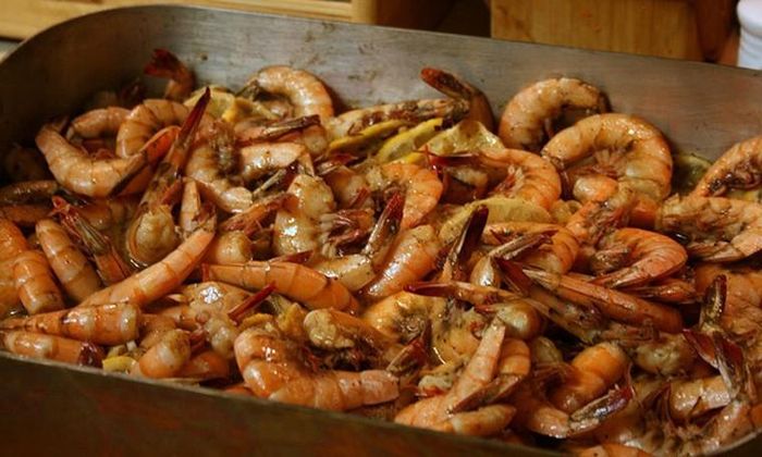  Quên cho gia vị vào tôm. Ngay cả khi luộc, bỏ qua gia vị sẽ khiến món ăn khó có được vị đậm đà. Tốt nhất, bạn nên ướp gia vị đầy đủ trước khi nấu để tôm có thể ngấm đều.