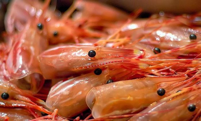  Bỏ đầu, vỏ tôm khi chế biến. Với những chú tôm nhỏ, cỡ trung, bạn nên để phần đầu và vỏ tôm để nấu ăn. Món ăn giữ nguyên phần vỏ và đầu thường có hương vị hấp dẫn hơn. Trường hợp tôm quá cỡ, bạn có thể loại bỏ phần đầu, vỏ song nên giữ lại để nấu cùng các loại rau. Món ăn sẽ tuyệt ngon khi có mùi thơm nhẹ từ tôm.