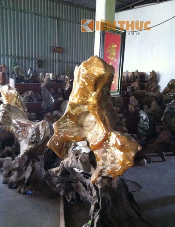 Không chỉ chế tác gỗ, xưởng còn chế tác rất nhiều tác phẩm đá phong thủy. Loại đá này chủ yếu được khai thác từ các tỉnh Tây Nguyên về và đánh bóng lên, sau đó ghép với những khối gỗ lũa để tạo nên những tác phẩm có giá trị.