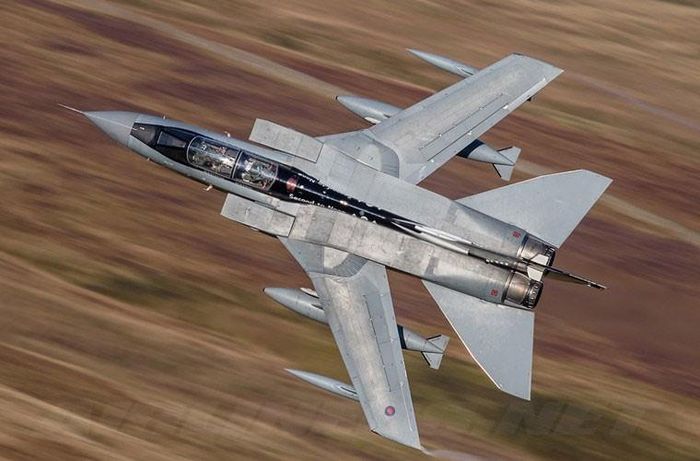  Trong ảnh là máy bay cường kích cánh cụp cánh xòe Tornado – một trong những “đôi cánh ma thuật” còn phục vụ trên thế giới. Tornado do liên doanh Panavia (Anh, Đức, Italy) phát triển cho nhiệm vụ tiêm kích đánh chặn (không quá nổi bật), ném bom..., chính thức phục vụ từ giữa những năm 1970.