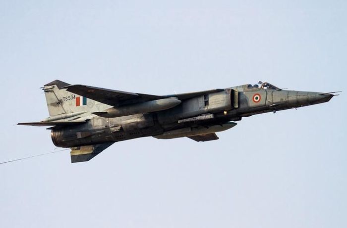  Dựa trên MiG-23, Mikoyan sau này đã phát triển máy bay cường kích MiG-27 sử dụng gần như toàn bộ khung thân MiG-23 cùng một vài sửa đổi nhỏ. MiG-27 được trang bị một khẩu pháo 6 nòng cỡ 30mm GSh-6-30 (260-300 viên đạn) và 7 giá treo mang tổng cộng 4 tấn vũ khí (tên lửa không đối đất, bom, rocket).