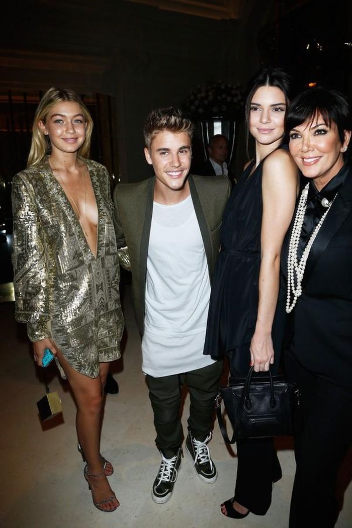 Justin Bieber hớn hở khi cùng Kendall Jenner và mẹ của chân dài đến dự tiệc thời trang hôm 30/3.
