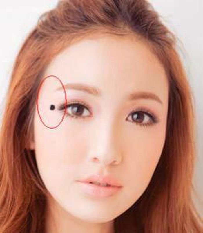 1. Phụ nữ có nốt ruồi ở “cung phu thê” thì hôn nhân hay trắc trở không thuận lợi, nốt ruồi càng to càng rõ thì càng vất vả.