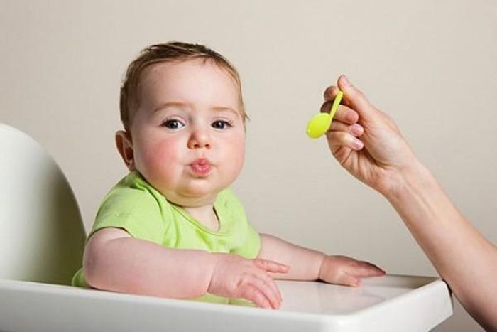  Men vi sinh là các chế phẩm chứa các vi sinh vật có ích, dùng để cải thiện sự cân bằng của hệ vi khuẩn đường ruột và có lợi ích cho sức khỏe người dùng. Còn men tiêu hóa là hỗn hợp các Enzym khác nhau có tác dụng chuyển hóa các chất trong cơ thể để tiêu hóa và hấp thu thức ăn.