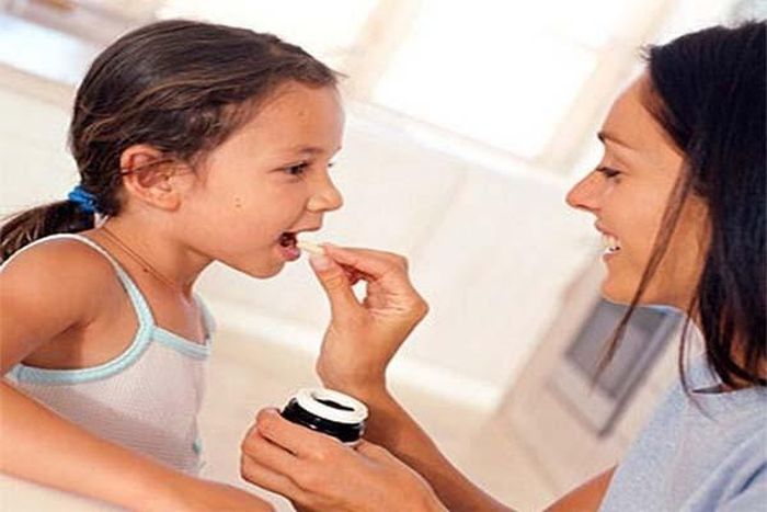 Trong khi đó, men vi sinh được chỉ định dùng sau khi trẻ có biểu hiện: đi ngoài phân sống, tiêu chảy, khó tiêu, trướng bụng, rối loạn tiêu hóa... Lúc này trẻ cần được bổ sung men vi sinh nhằm hạn chế nhiễm trùng hệ tiêu hóa, khắc phục tình trạng loạn khuẩn ruột, từ đó giúp đường ruột khỏe mạnh.