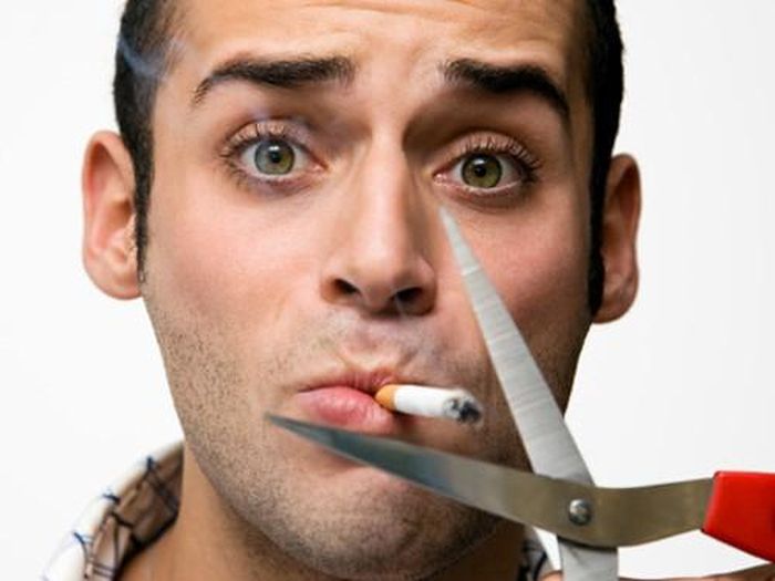 Việc từ bỏ hút thuốc hay ít nhất là số lượng thuốc bạn tiêu thụ, là một trong những cách tốt nhất bạn có thể làm để duy trì sức khỏe và giữ cho hàm răng trắng sáng. 