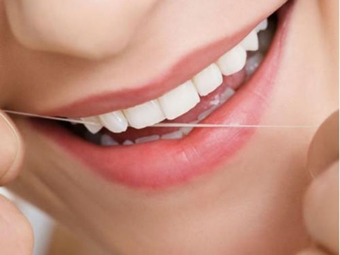 Sử dụng nước súc miệng và chỉ nha khoa: Điều này góp phần làm sạch mảng bám hiệu quả và chăm sóc răng miệng tốt hơn. 