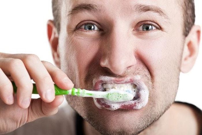  Khi chải răng: Đặt bàn chải vừa vặn trên bề mặt răng chải từng răng một hoặc hai răng một lần theo chiều dọc, di chuyển bàn chải theo từng bước nhỏ, chậm và nhẹ nhàng.