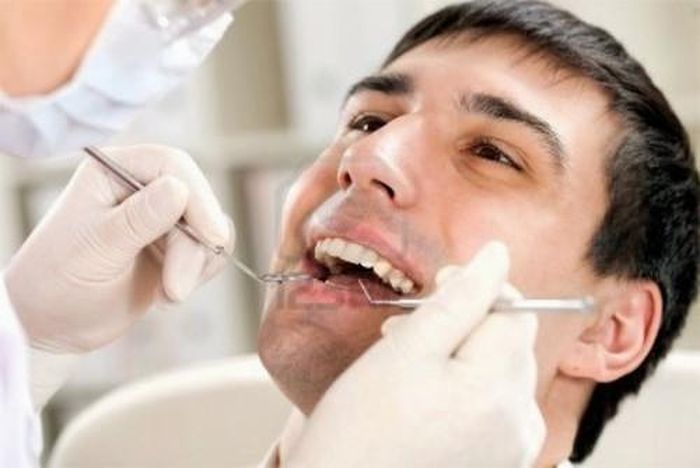  Khám răng thường xuyên: Người dân nên khám răng định kỳ 6 tháng một lần để được tư vấn phù hợp và chữa trị kịp thời.