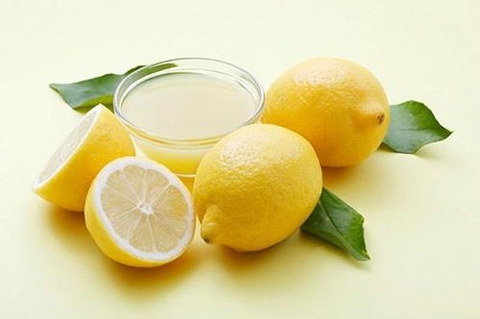 Hoặc bạn cũng có thể đánh răng bằng nước cốt chanh hòa loãng với nước giúp loại bỏ mảng bám và vết ố vàng trên răng do hút thuốc lá nhiều. Bạn không nên chà xát chanh trực tiếp lên răng vì nồng độ acid cao trong chanh có thể ảnh hưởng men răng. 