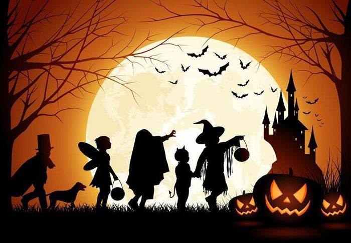 Màu da cam và đen là hai gam màu chủ đạo trong lễ hội Halloween. Màu cam là biểu tượng của sức mạnh, sức chịu đựng, thu hoạch và mùa thu. Màu đen là biểu tượng của cái chết và bóng tối. Halloween nhắc nhở mọi người rằng đây là một lễ hội đánh dấu ranh giới giữa sự sống và cái chết khá mong manh.