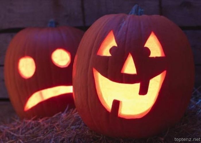 Đèn lồng Jack O’. Theo truyền thuyết Ireland, đèn lồng Jack O’ được đặt tên sau khi một người đàn ông keo kiệt có tên Jack qua đời đã bị cấm vào cả thiên đường và địa ngục. Bởi lẽ, anh đã lừa ma quỷ nhiều lần. Người này bị kết án phải đi lang thang trên Trái đất, cầm đèn lồng của mình để hướng dẫn con người đi đúng đường.