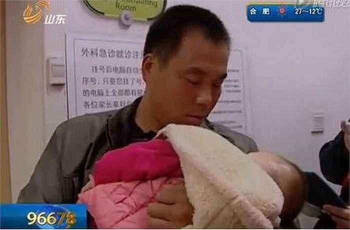 Qua kiểm tra, bác sĩ cho biết những vết đỏ là do kim đâm và có thể một số mũi kim vẫn nằm sâu trong cơ thể cô bé.