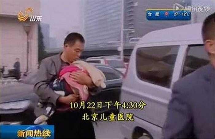 Cha của cô bé, anh Fang Guangsheng cho biết, 1 tháng trước đó, 4 chiếc kim cũng được tìm thấy trong cơ thể con gái nhưng vào thời điểm đó, vợ chồng anh coi đó là 1 tai nạn và không quá lo lắng.