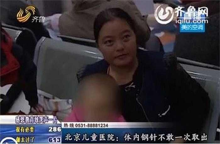 Cô bé Zhang Zixuan từ Tế Nam được đưa đến 1 bệnh viện nhi ở Bắc Kinh sau khi các bác sĩ ở bệnh viện Tế Nam cho biết, cô bé đang trong tình trạng nghiêm trọng và họ không thể tiếp tục điều trị cho cô bé.