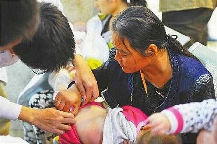 Mẹ của cô bé chia sẻ, cô không biết người nào có thể gây ra hành động đó với con gái mình. Cô nói: 'Tôi không bao giờ để con gái mình lại 1 mình, trừ khi tôi nấu ăn hoặc giặt quần áo, khi những người khác có thể trông nom con gái giúp tôi'.