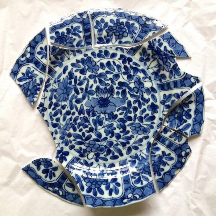 Các chuyên gia khảo cổ còn tìm thấy một số chén đĩa bằng sứ nhập khẩu từ Trung Quốc trong hố giặt giũ tại lâu đài Rathfarnham. Trong ảnh là chiếc đĩa sứ vẽ hoa văn màu xanh có từ thế kỷ 17.