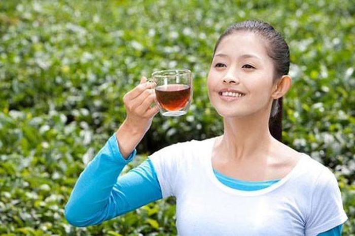 4. Uống nhiều trà sẽ làm xỉn màu răng. Trà là loại thức uống có nguồn flioride tự nhiên giúp tăng cường men răng và ngăn ngừa sâu răng. Trà cũng giúp tăng cường mảng bám và axit từ thức ăn có đường để tránh bị chấn thương răng. 