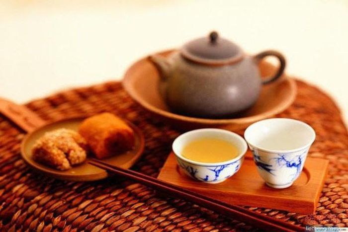 2. Tác dụng của hai loại bạch trà và hồng trà giống nhau. Sai lầm, trong tất cả các loại trà, bạch trà chứa nhiều chất chống oxy hóa và ít lượng caffein nhất. 