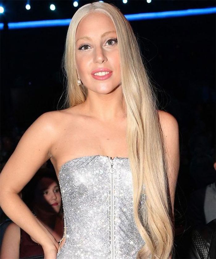  Lúc thon thả, Lady Gaga chỉ có 48kg, nhưng so với chiều cao 1m55, thì trông nữ ca sĩ quái chiêu không bao giờ gày. Năm ngoái, khi tăng thêm gần 14kg, “mẹ quỷ” cũng chẳng mảy may lo nghĩ sợ mọi người chê béo: “Tôi không quan tâm nếu mọi người chê tôi béo”. 