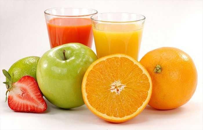 Uống nước ép trái cây tươi và nước: Hãy uống nước ép trái cây tươi và nước vì chúng là cần thiết cho một chế độ ăn uống lành mạnh. Ngoài việc giữ cho cơ thể bạn đủ nước, các loại chất lỏng này cũng giúp loại bỏ độc tố có hại ra khỏi cơ thể bạn.