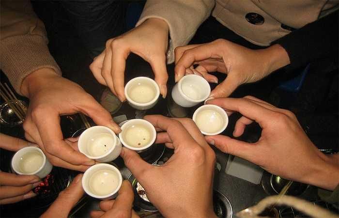 Nói 'không' với đồ uống có cồn: Các loại đồ uống có cồn gây nhiều bệnh nguy hiểm cho cơ thể như viêm gan, xơ gan, chức năng gan giảm làm tăng tích tụ các độc tố trong cơ thể gây nên nhiều bệnh nguy hiểm khác. 