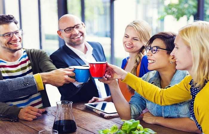 Kết nối với mọi người: Hãy liên lạc với những người bạn cũ và những người thân trong gia đình mà bạn ít có dịp gặp mặt. Nhiều kết quả nghiên cứu cho thấy những người có những mối quan hệ xã hội rộng rãi sẽ sống thọ hơn. 