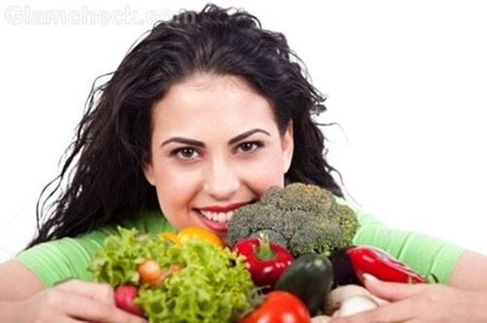  Điều tiết chế độ ăn uống có lợi cho tóc. Tóc đẹp không chỉ là kết quả của việc dưỡng ẩm bên ngoài mà còn phụ thuộc rất nhiều vào chế độ dinh dưỡng của bạn. Hãy uống ít nhất 2 lít nước mỗi ngày, nước giúp loại bỏ các độc tố trong cơ thể giúp da và tóc không bị khô và xỉn màu. Ngoài ra, bổ sung các vitamin và khoáng chất cần thiết vào khẩu phần ăn của bạn như kẽm (có trong các loại đậu), vitamin A (có trong các loại rau cải màu xanh đậm) và vitamin B6 (có trong trứng). 