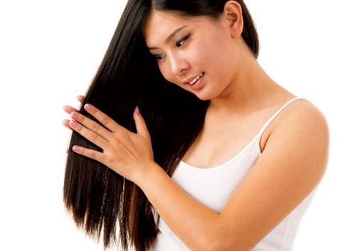  Bảo vệ tóc khỏi các tác nhân xấu. Không để tóc tiếp xúc trực tiếp và thường xuyên với các yếu tố môi trường khắc nghiệt như gió mạnh, nắng gắt hoặc mưa to. Luôn đội nón, bịt khẩu trang và sử dụng sản phẩm chống nắng cho tóc trước khi ra ngoài nắng.