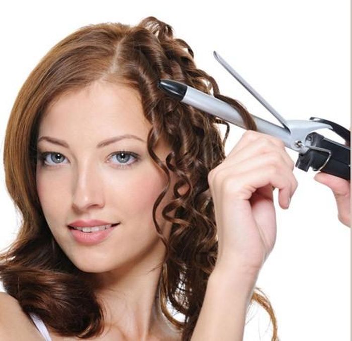  Không dùng các dịch vụ làm tóc quá gần ngày cưới. Không nên cắt, uốn hay nhuộm tóc quá gần ngày cưới. Thời điểm tốt nhất để làm những dịch vụ này là trước khi cưới 2 tháng. 
