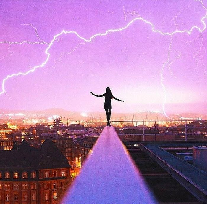 Robert Jahns chú thích bức ảnh thách thức với cái chết này là "Cuộc sống không phải là cứ thế đợi chờ mưa gió..."