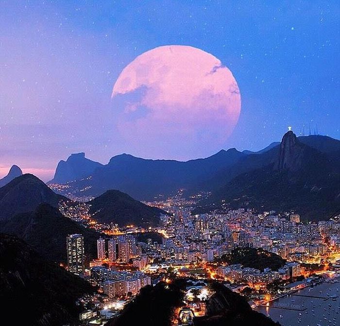 Bức này có tên là "Siêu mặt trăng ở Rio", được sáng tạo tặng các fan hâm mộ Brazil. 