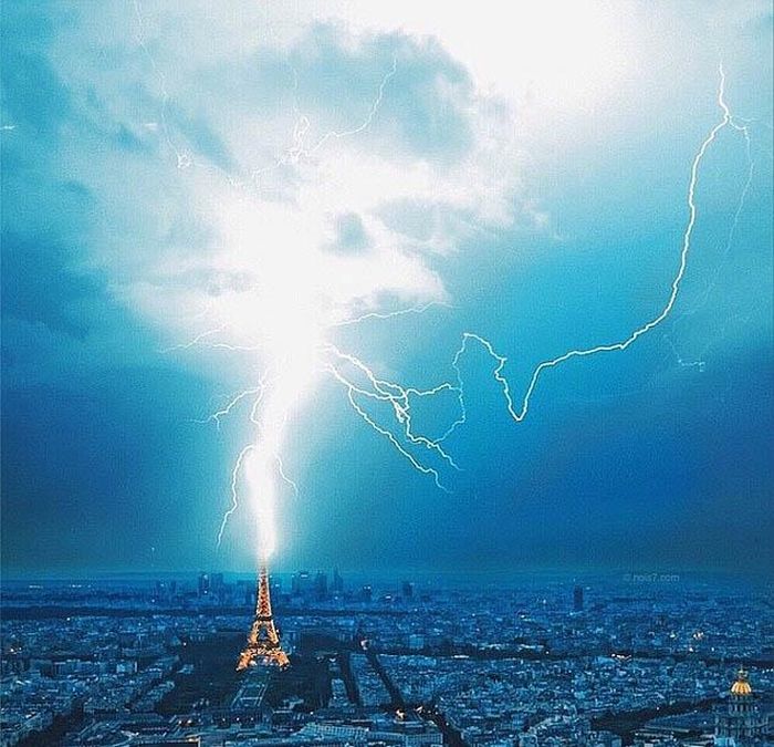 Chớp lòe làm tháp Eiffel bừng sáng. 