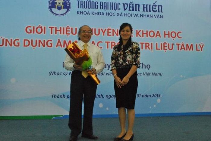 PGS.TS Nguyễn Văn Thọ nhận hoa chúc mừng từ phía nhà trường