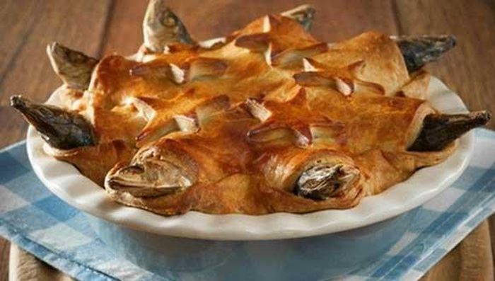 Chiếc bánh làm từ đầu của những chú cá mòi, được nướng cùng với trứng và khoai tây là món ăn truyền thống ở Anh.